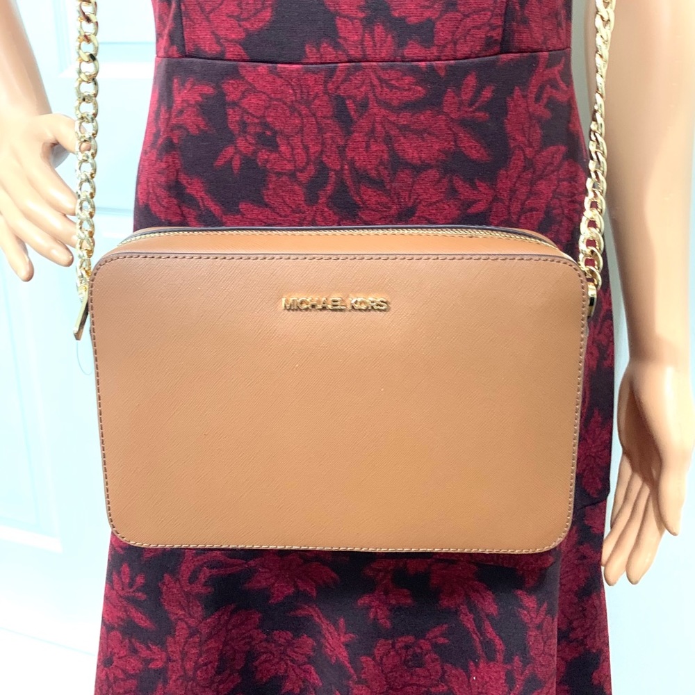 MICHAEL KORS JET SET LG EW SAFFIANO LEATHER CROSSBODY BAG IN LUGGAGE / GOLD